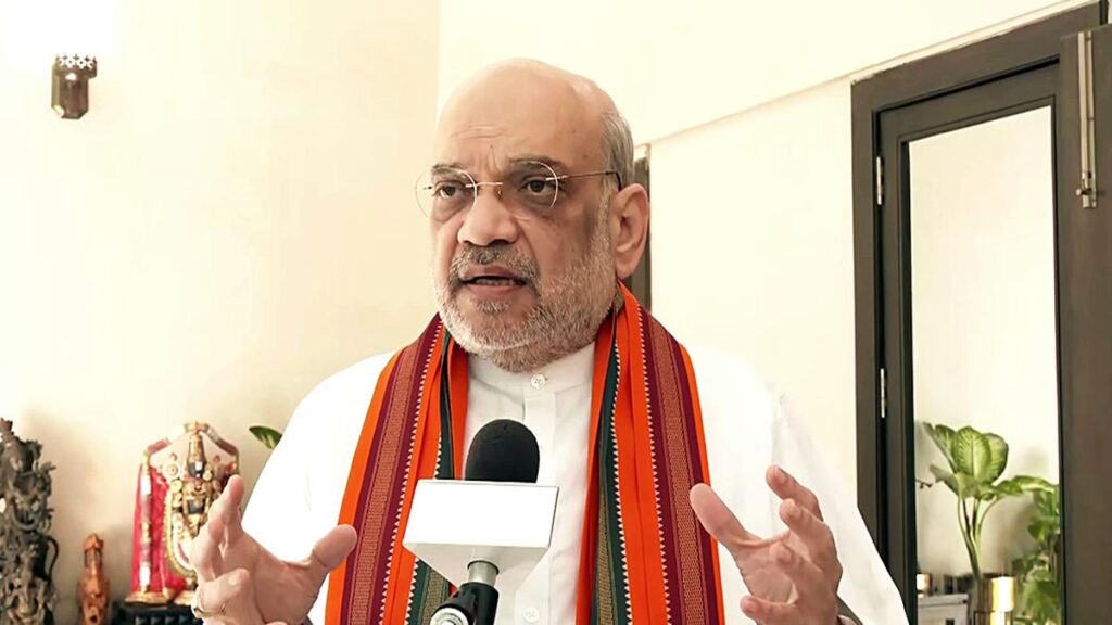 "The goons of Mamata Banerjee will be hang upside down if you vote for BJP" : Amit Shah Says